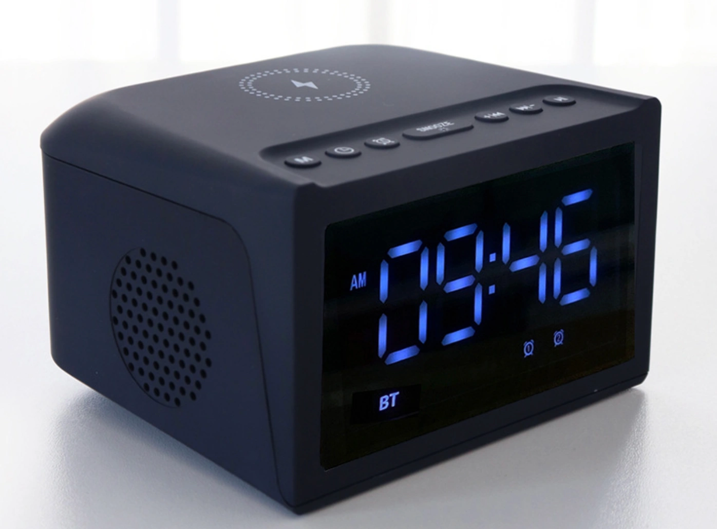 Budzik przyszłości: 15W ładowanie bezprzewodowe, Bluetooth i ekran XXL! Twój dzień zaczyna się stylowo.